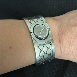 Gucci twirl diamond bezel watch brown dial